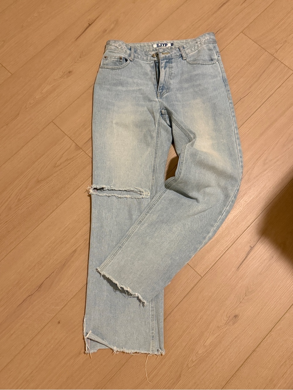 Light Blue Straight-Leg Women's Jeans with Distressed Knee